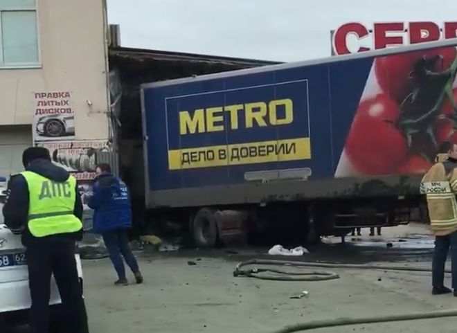 На улице Ситниковской фура въехала в автосервис