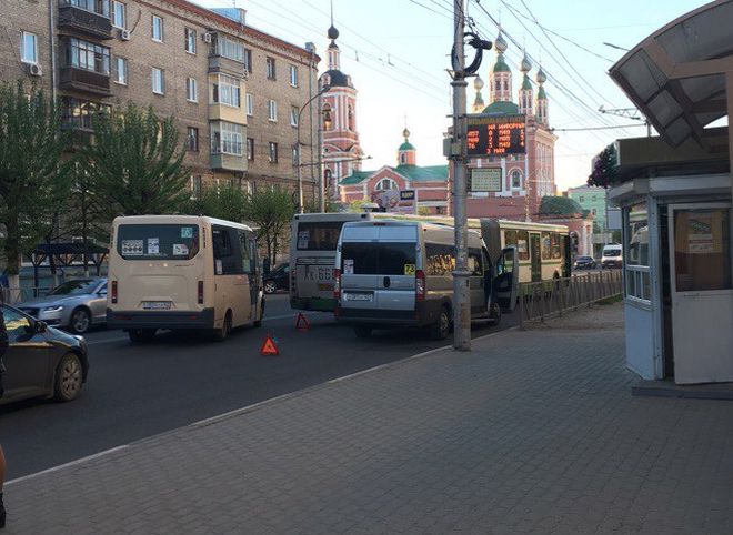 На улице Циолковского столкнулись маршрутка и автобус