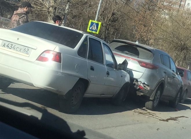 На Касимовском шоссе столкнулись три автомобиля