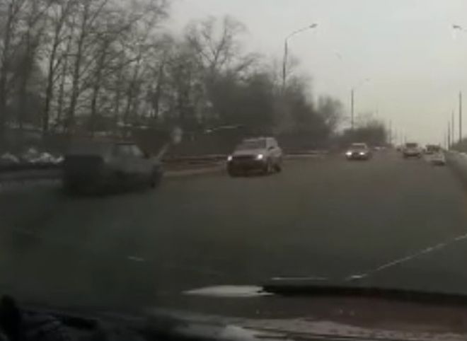 В Рязани водитель легковушки едва не устроил страшную аварию (видео)