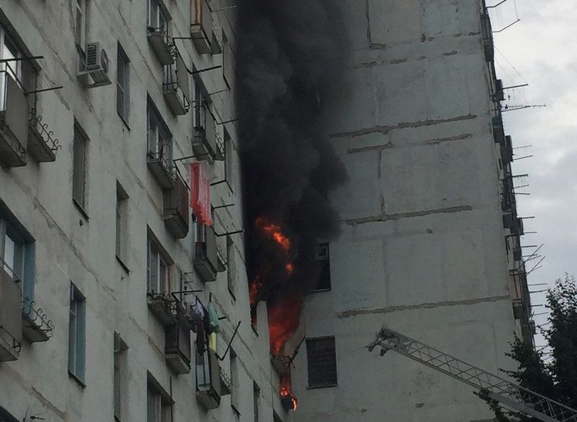 Пожарные спасли восемь человек на улице Тимакова