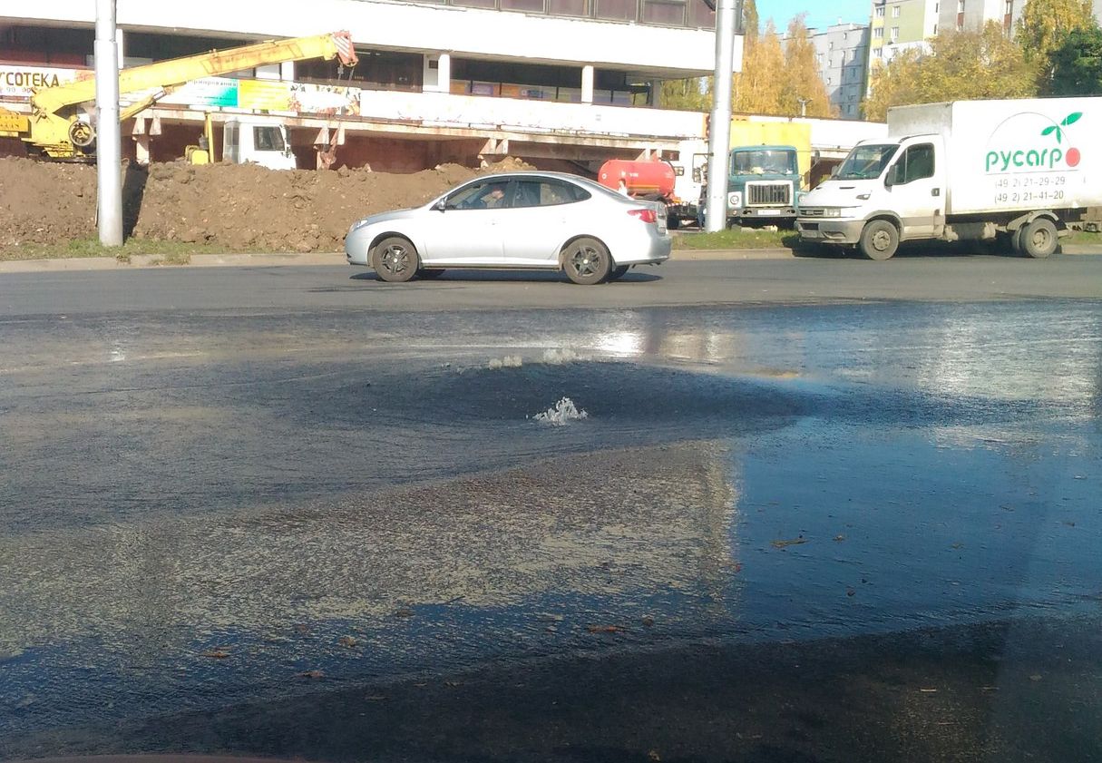 Фото: посреди улицы Новоселов забил фонтан