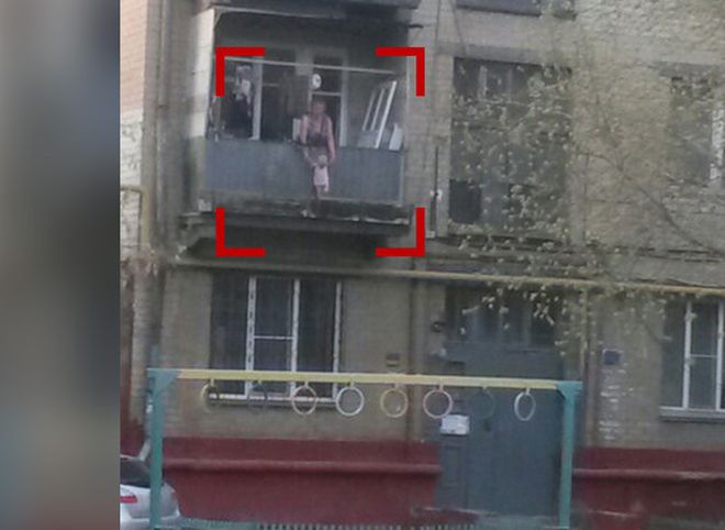 Фото: в Челябинске женщина вывесила на балконе грудного ребенка