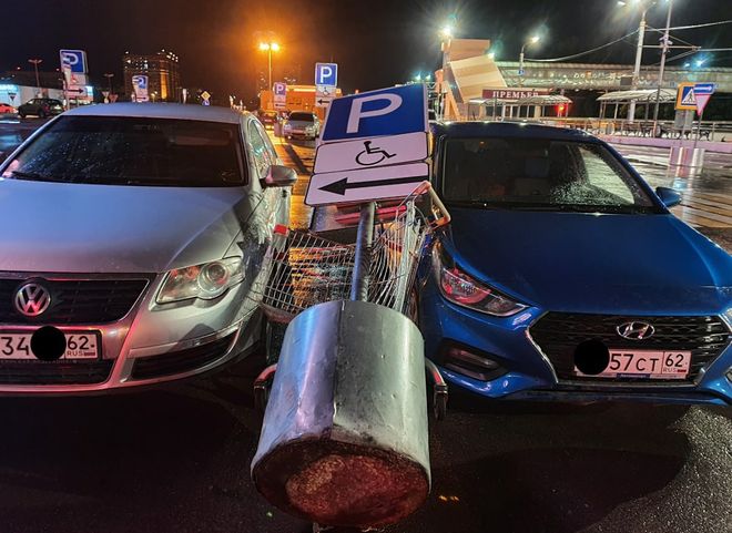 На парковке ТРЦ «Премьер» упавший знак повредил две машины