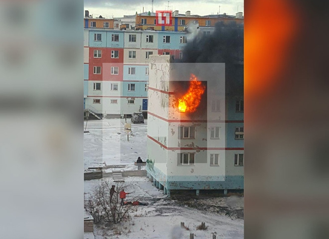 На Камчатке женщина с детьми выпрыгнула из горящей квартиры (видео)