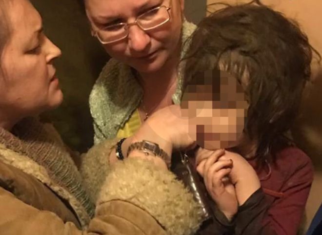 В Москве в захламленной квартире обнаружена пятилетняя девочка-«маугли» (видео)