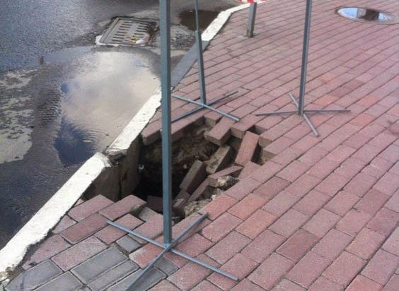 Администрация: провал тротуара на улице Соборной произошел из-за ливней
