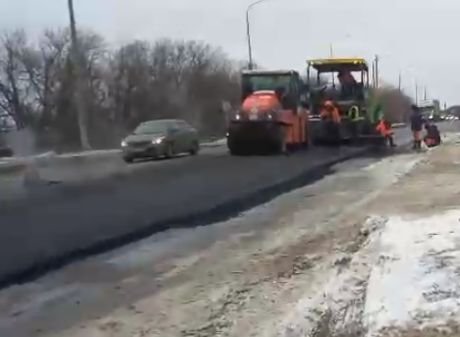 Видео: асфальт на трассе М5 в Рязанской области кладут на снег