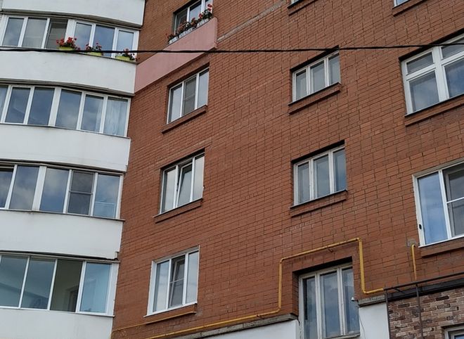 Соцсети: в Рязани ребенок погиб при падении с шестого этажа