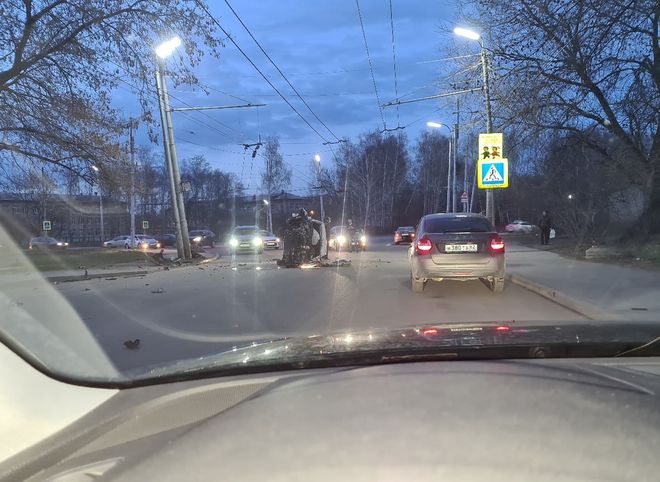 В ДТП в Приокском пострадал водитель перевернувшейся иномарки