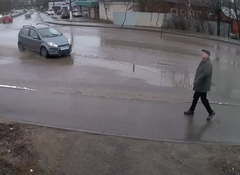 Во Владимирской области мужчина чудом увернулся от летящей на него машины
