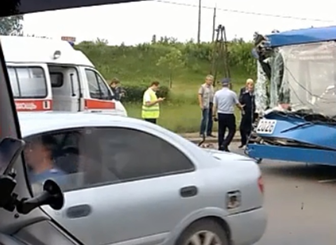 На Московском шоссе столкнулись грузовик и троллейбус