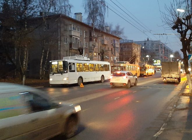На улице Горького оборвался троллейбусный провод