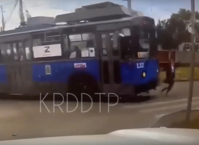 Смертельный наезд троллейбуса на 15-летнюю школьницу в Краснодаре попал на видео