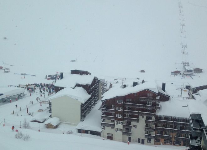 Во Французских Альпах сошла лавина, 10 человек остаются под снегом