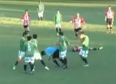 В Мексике футболист убил судью за красную карточку (видео)
