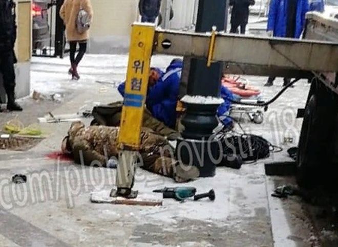 В центре Москвы двое рабочих выпали из строительной люльки