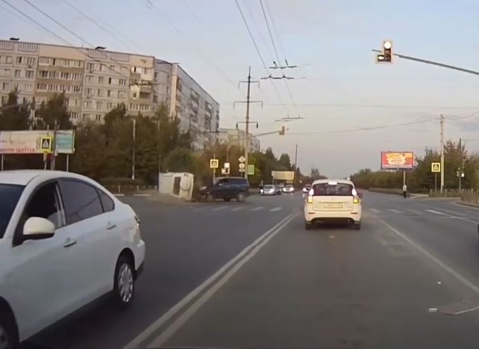 Момент аварии с перевернувшимся внедорожником в Канищеве попал на видео
