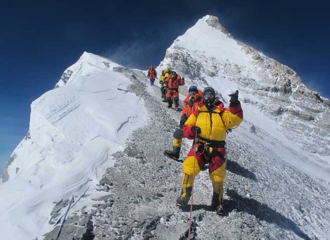 Четырех альпинистов обнаружили мертвыми в палатке на Эвересте