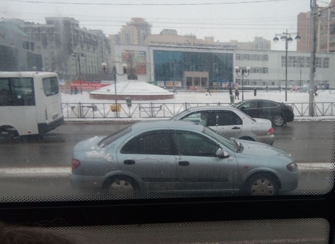 Соцсети: на Первомайском проспекте у маршрутки на ходу отлетело колесо