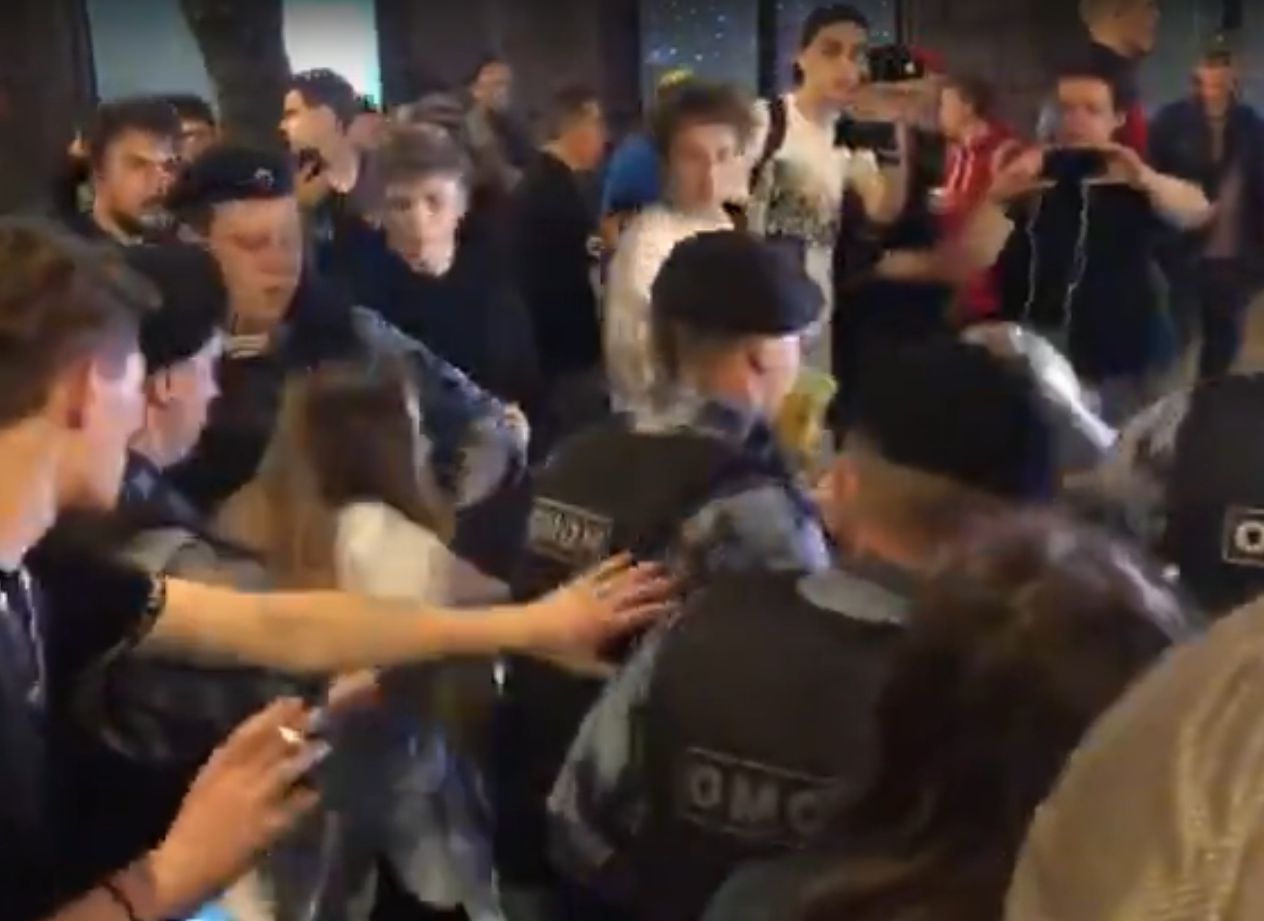Активисты движения «Лев против» натравили омоновцев на молодежь в центре Москвы