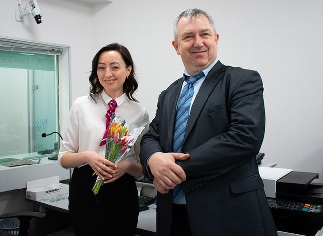 Прио-Внешторгбанк поздравил клиенток с 8 марта и подарил им цветы