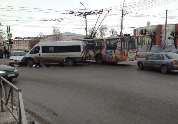 В ДТП с маршруткой в центре Рязани пострадал водитель ВАЗа