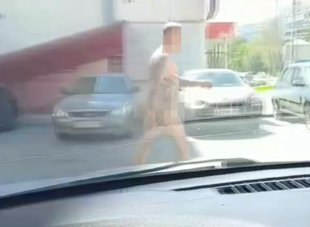 Опубликовано видео с мужчиной, ходившим обнаженным по улице Новоселов