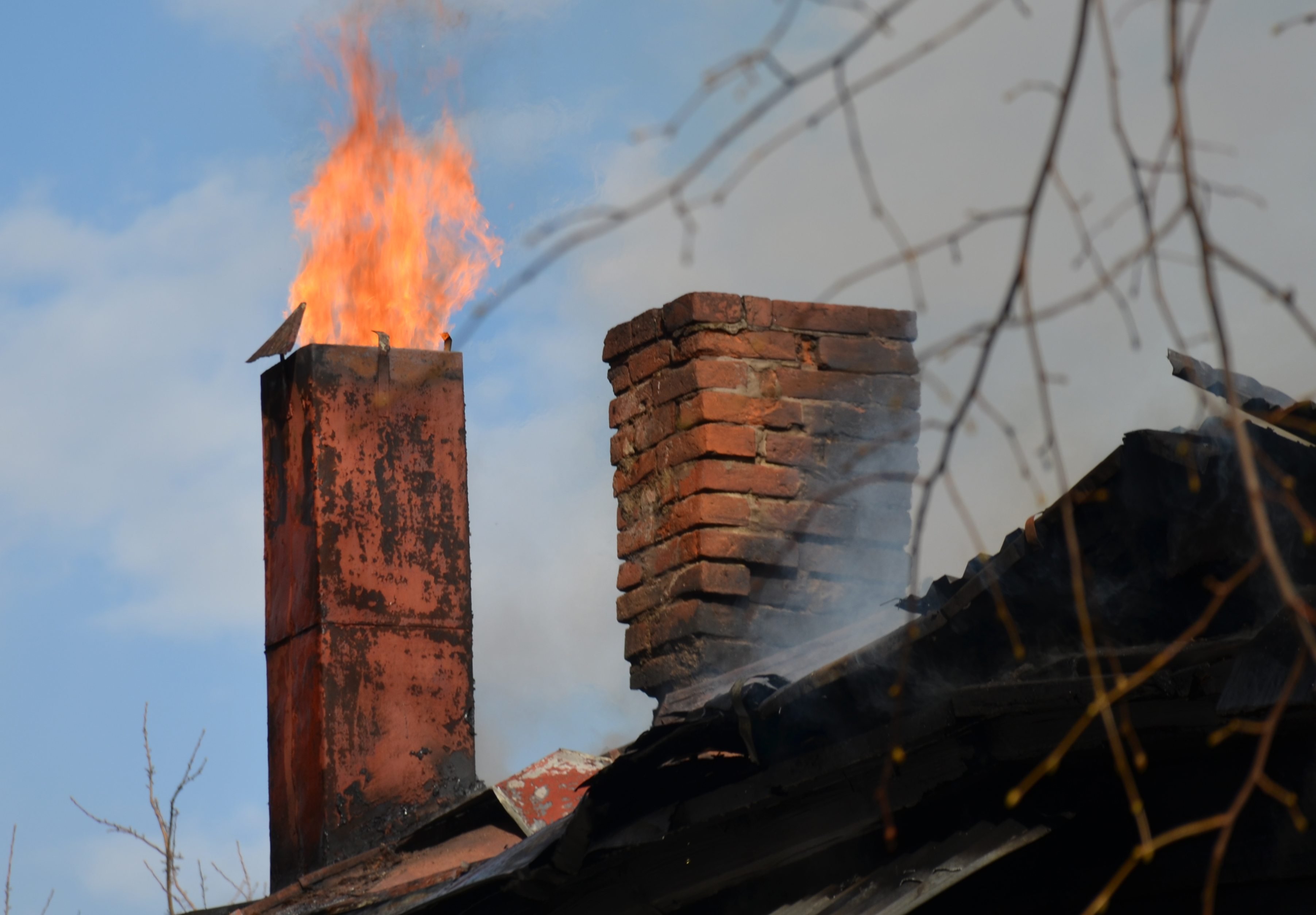 На пожаре в Рыбном пострадал 31-летний мужчина