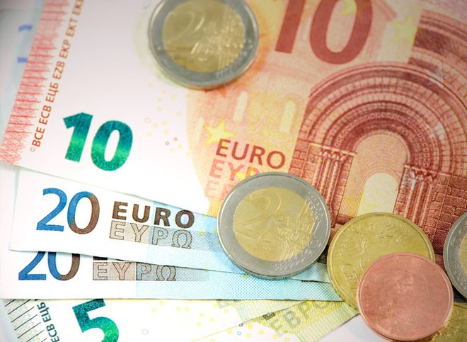 Курс евро упал до 77 рублей впервые с июня 2020 года