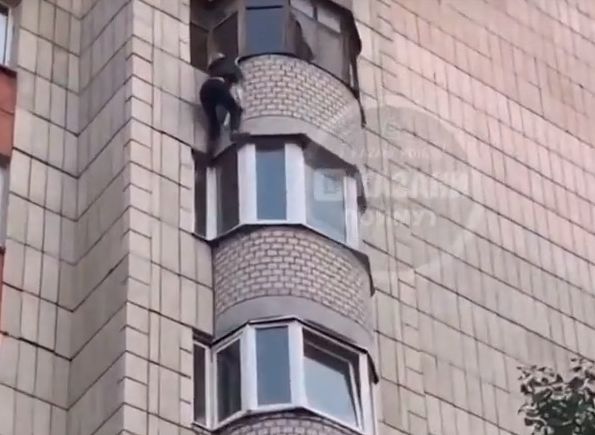 В Казани женщина погибла, упав с балкона седьмого этажа (видео)