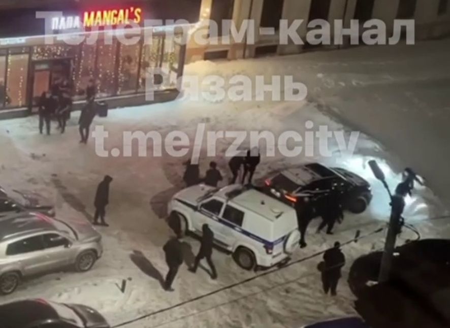 Появилось новое видео массовой потасовки у рязанского кафе