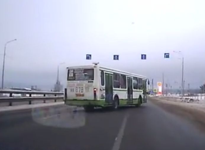 Под Рязанью автобус совершил опасный маневр, чтобы высадить пассажира (видео)