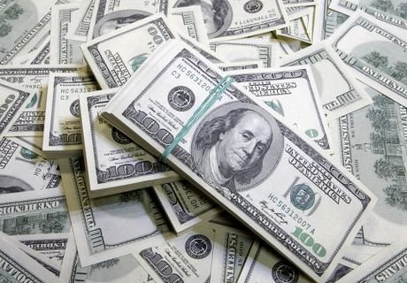Курс доллара упал ниже 67 рублей впервые с декабря