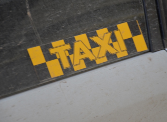 Прокуратура обязала такси «Максим» и «Везет» работать только с легальными водителями