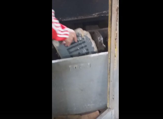 В Рязани сняли на видео, как водитель пытался починить сломавшийся троллейбус картонкой