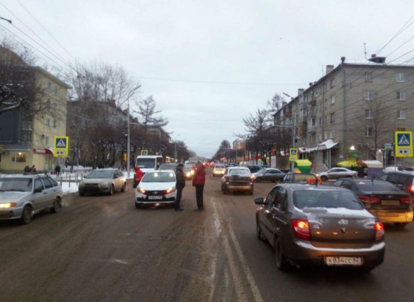На улице Дзержинского сбили 21-летнего молодого человека
