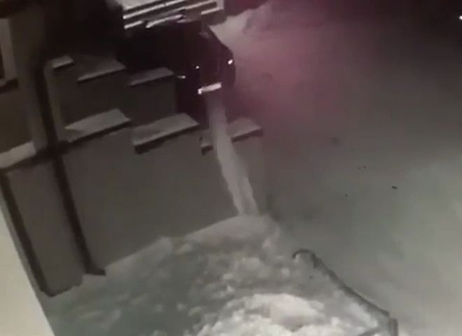 В Томске девочка выпала из окна четвертого этажа, после чего встала и пошла