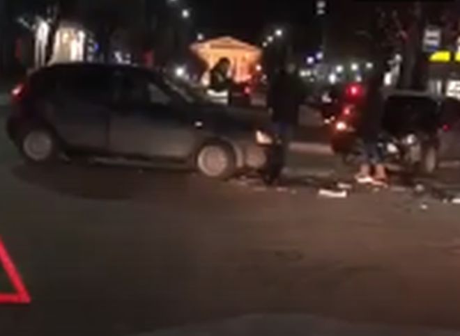 В центре Рязани столкнулись две легковушки (видео)