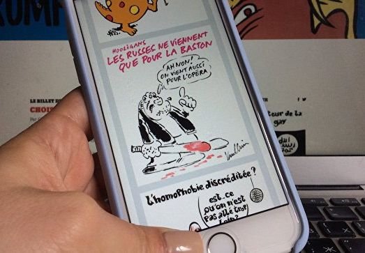 Charlie Hebdo опубликовал карикатуру на фанатов из России