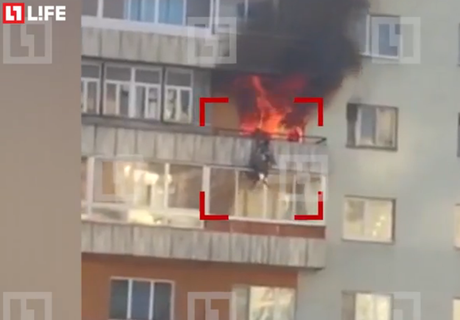 Екатеринбуржец упал с балкона, спасаясь от пожара (видео)