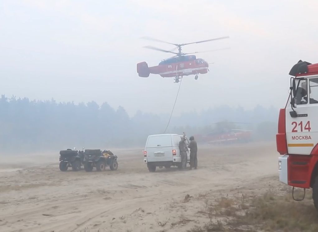 Опубликовано видео с места тушения лесных пожаров в Рязанской области