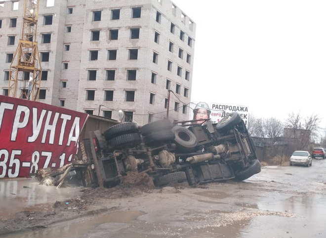 Фото: в Рязани из-за провала грунта перевернулся грузовик
