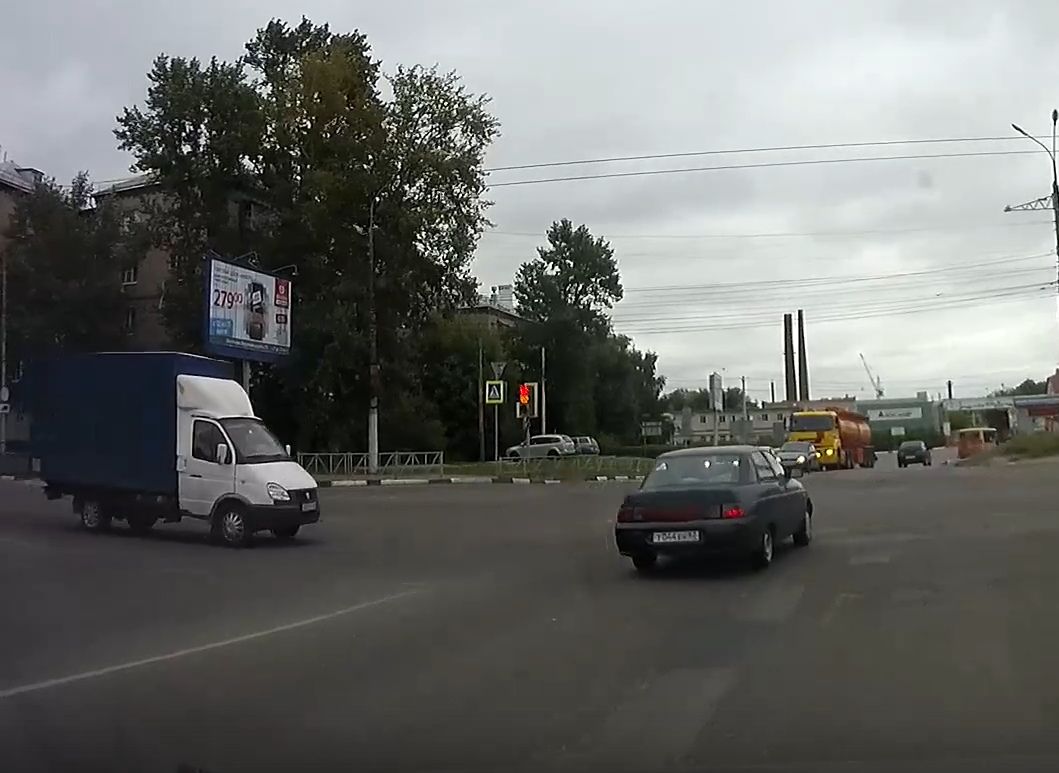 На улице Циолковского «Газель» протаранила «десятку» (видео)
