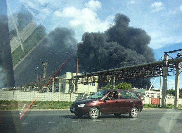 Соцсети: в Южном промузле горит завод