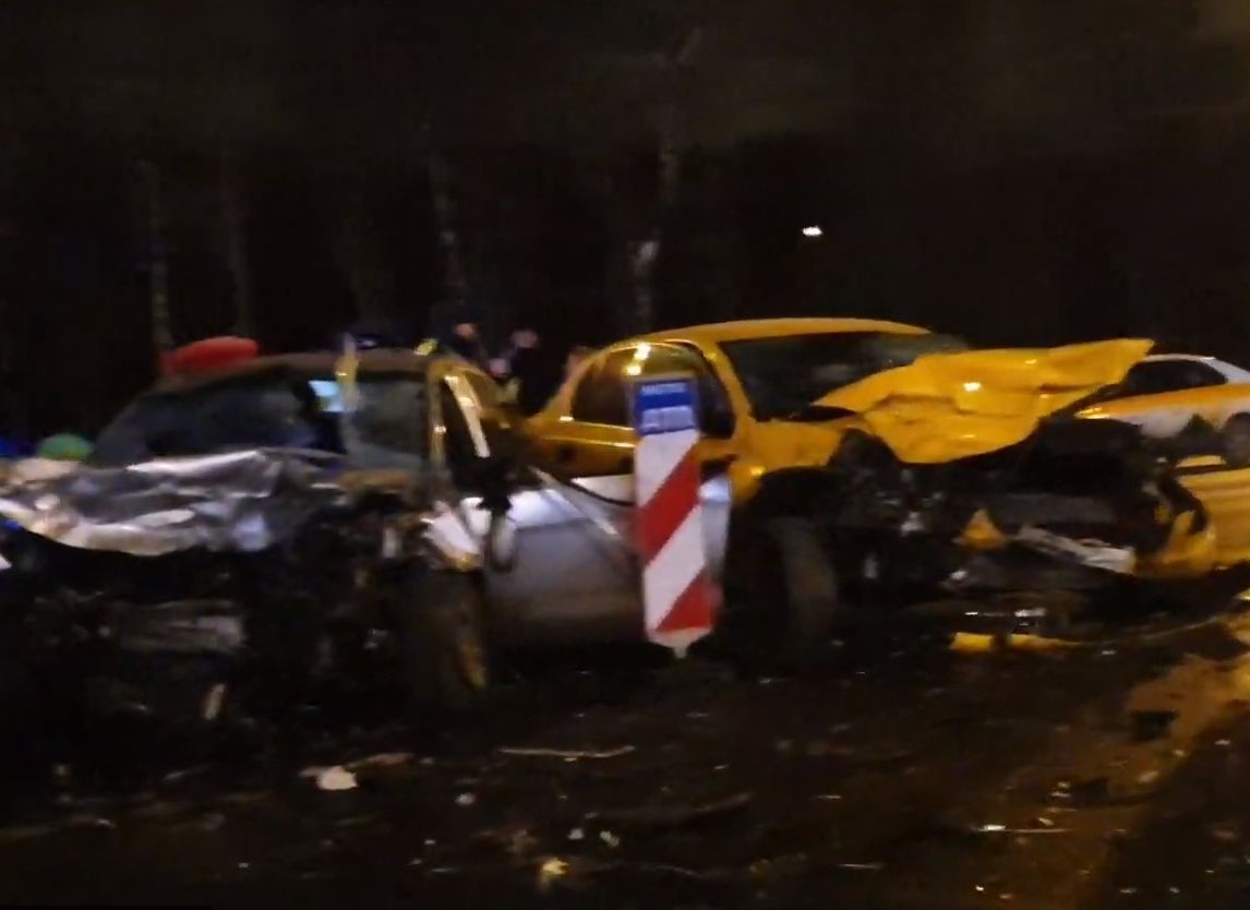 На Кутузовском проспекте Москвы произошло массовое ДТП с участием трех такси