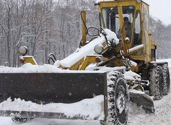 В Сараевском районе грейдер при расчистке дороги завалил снегом машину с детьми
