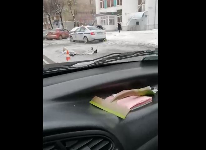 Опубликовано видео с места гибели женщины на улице Дзержинского