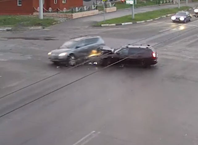 ДТП на улице Циолковского, после которого Nissan вылетел на тротуар, попало на видео