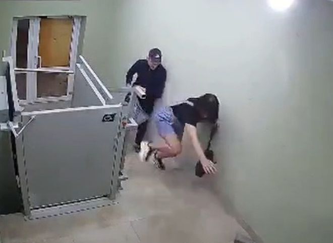 Полиция начала проверку после избиения девушки в подъезде рязанской многоэтажки